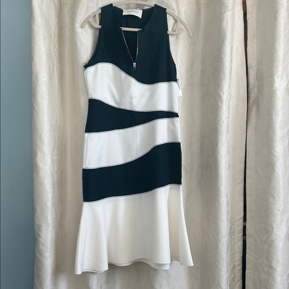 Elegant Green and White Sleeveless Dress